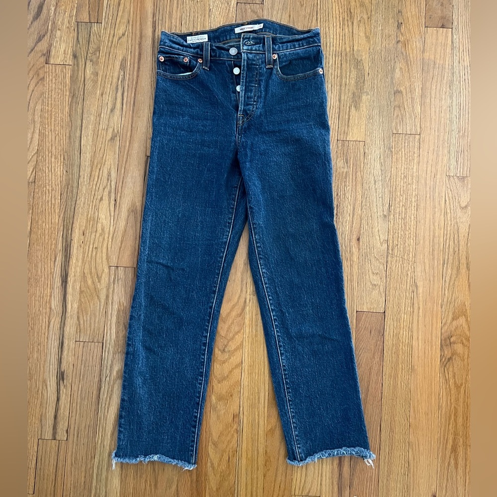 Levi dark wash ‘Wedgie Straight’ jeans!